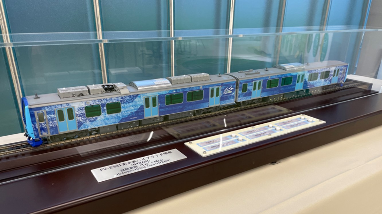 水素ハイブリッド電車「HYBARI」模型2