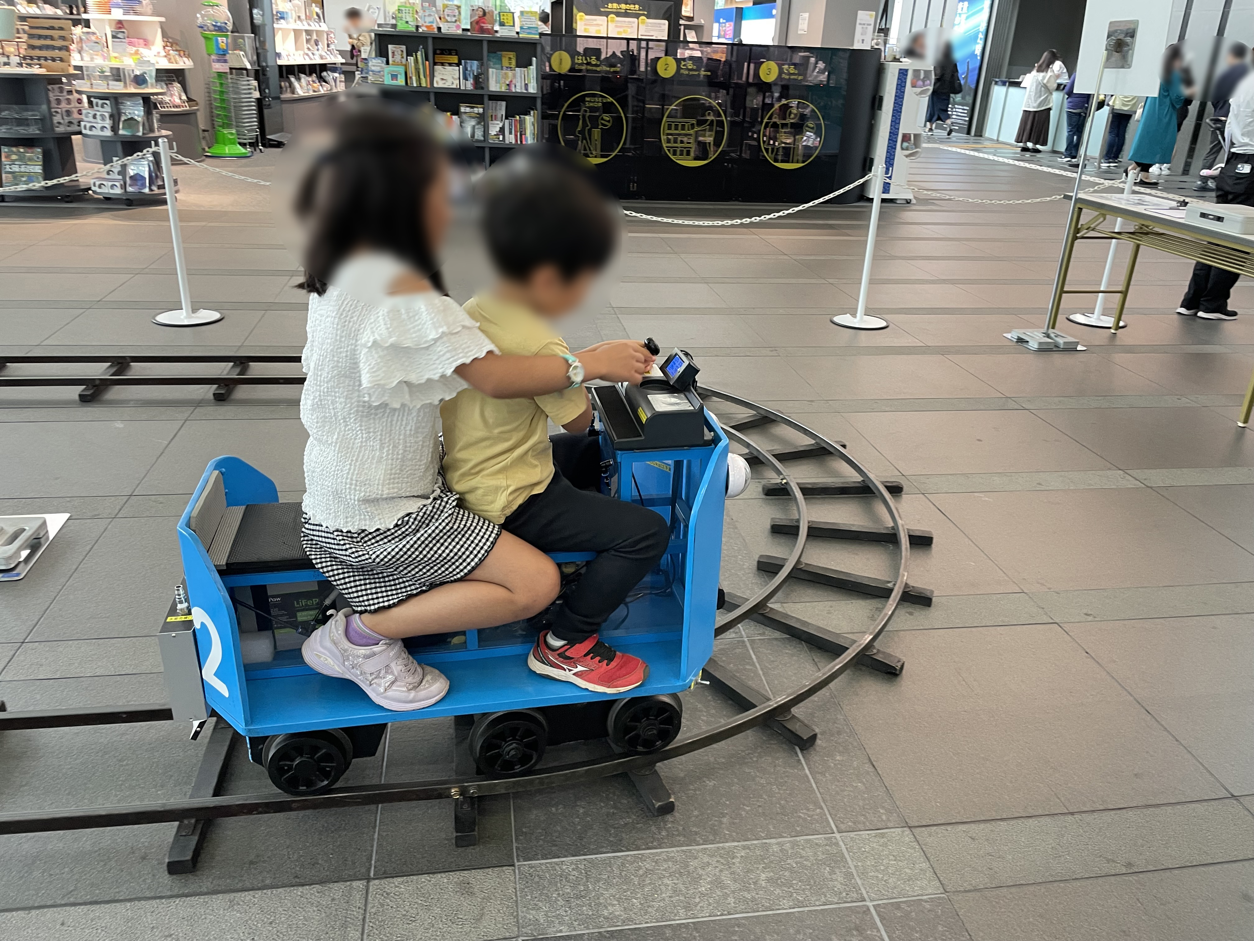 作った水素で動く遊具で遊ぶ子どもの画像1