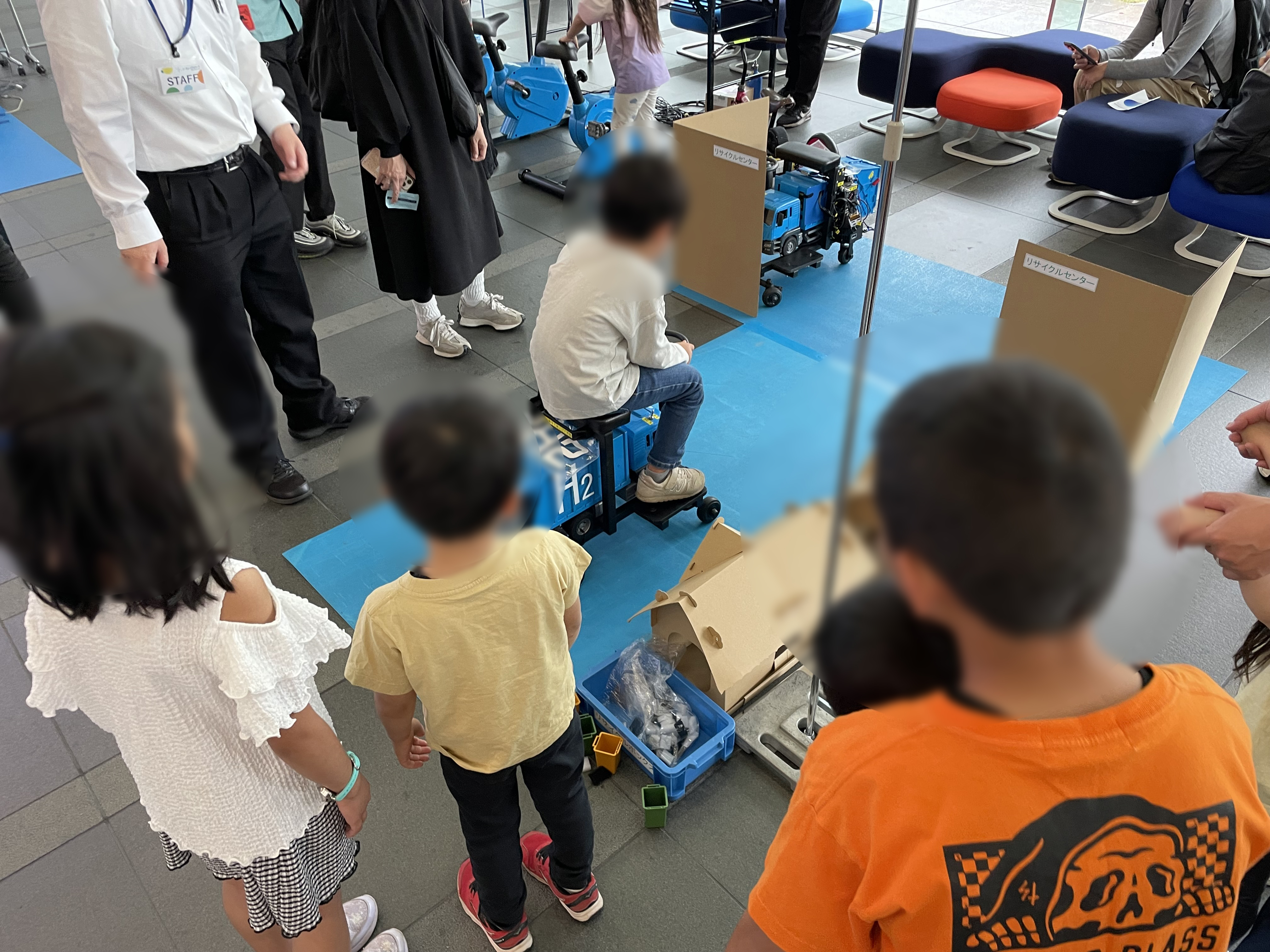 作った水素で動く遊具で遊ぶ子どもの画像2