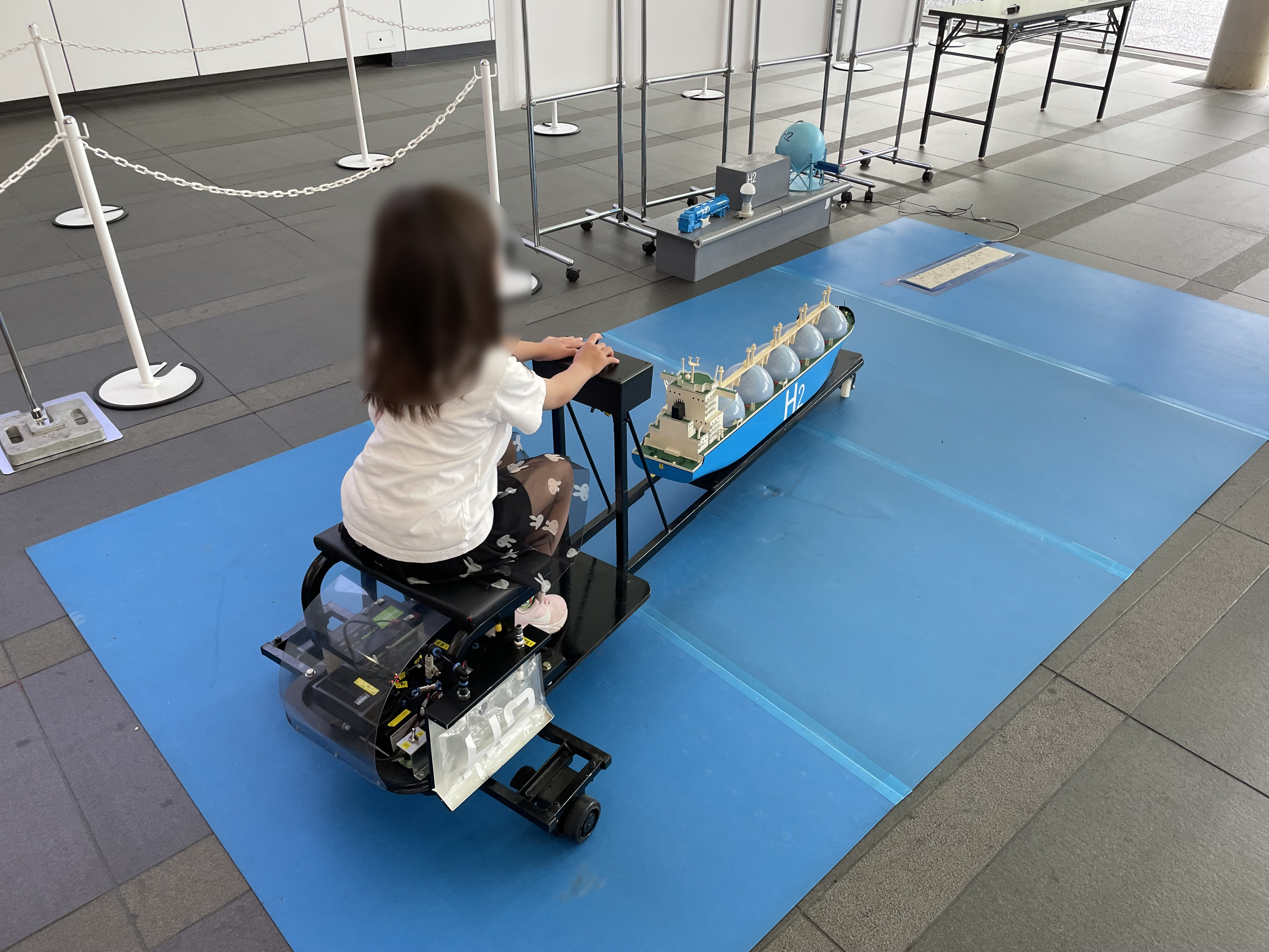 作った水素で動く遊具で遊ぶ子どもの画像3